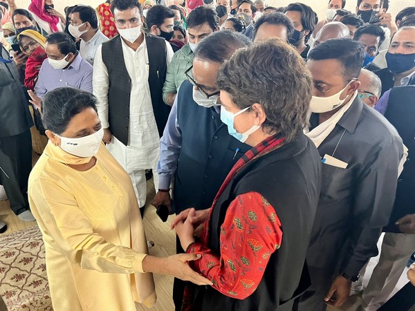 Priyanka Gandhi reaches BSP supremo's residence to pay tribute to Mayawati's mother 