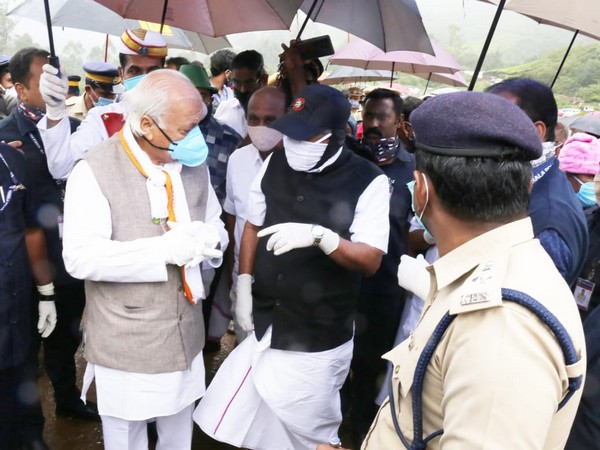 Kerala Governor Arif Mohammad Khan and Chief Minister Pinarayi Vijayan at Idukki landslide site (Photo/ANI)
