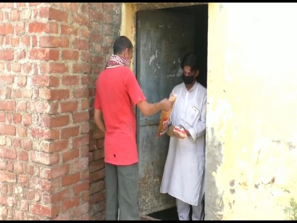 Shopkeepers in Sambhal delivering vermicelli at customer's houses [Photo/ANI]