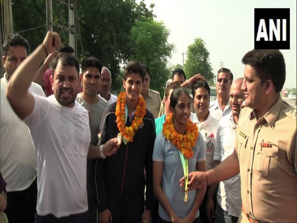 Jaismine and Nitu being felicitated by people. (Photo- ANI)