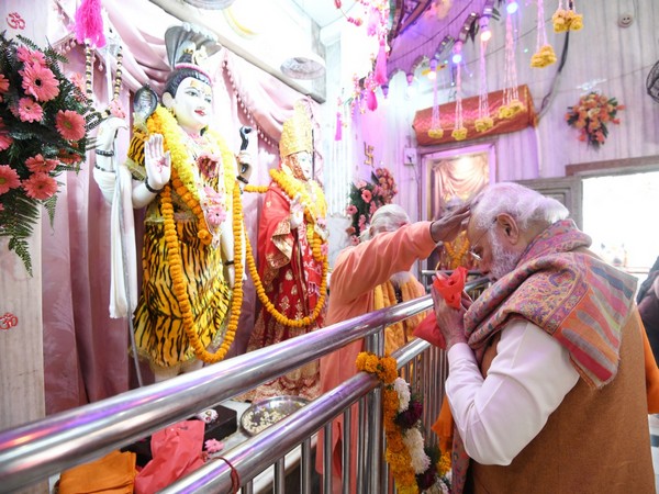 PM Modi offers prayers at Meerut's Augarnath Temple. (Image courtesy: Twitter/ @narendramodi)