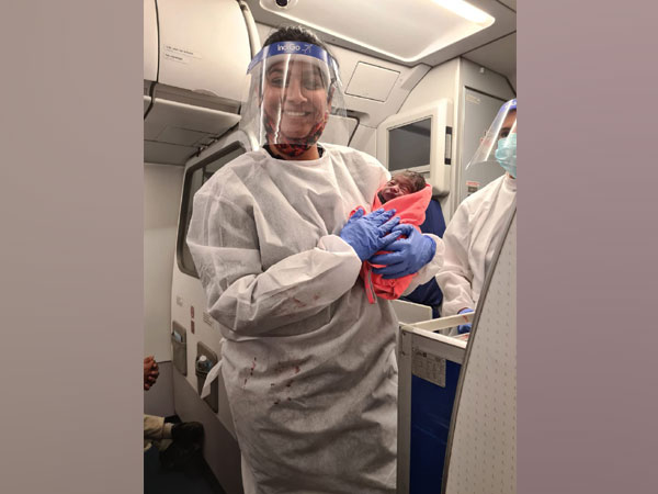 Indigo crew with baby (Picture credit: Twitter/Gp Capt Christopher (Retd))