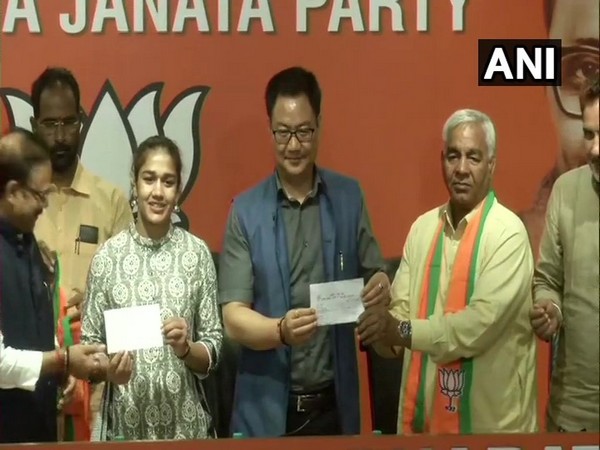 Wrestler Babita Phogat, father Mahavir join BJP