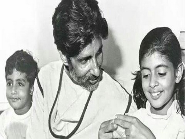 Amitabh Bachchan with kids (Image Courtesy: Instagram)