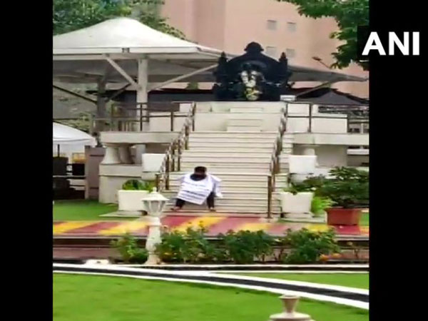 Achalpur MLA Bachchu Kadu protested in the 