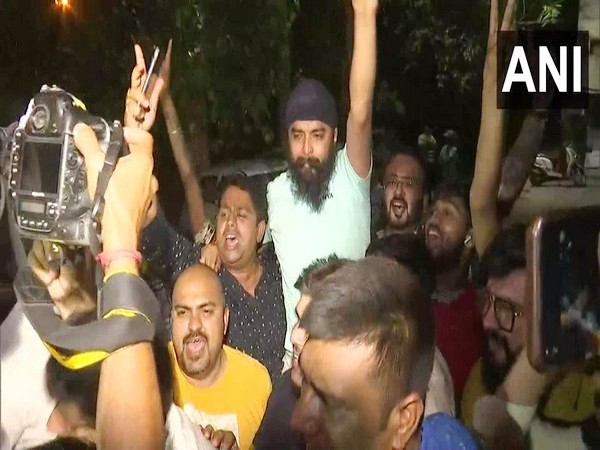 Tajinder Bagga reaches his residence in Delhi (Photo/ANI)