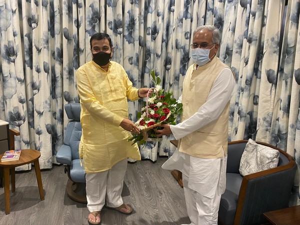 Chhattisgarh CM Bhupesh Baghel pays courtesy call to Union Minister Nitin Gadkari on Tuesday in Nagpur. Photo/ANI