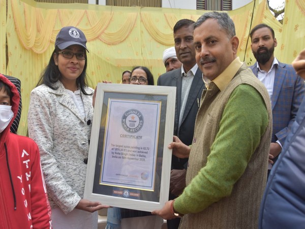 Ballia District Magistrate Shrihari Pratap Shahi giving Guinness World Record certificate to Neha Singh.