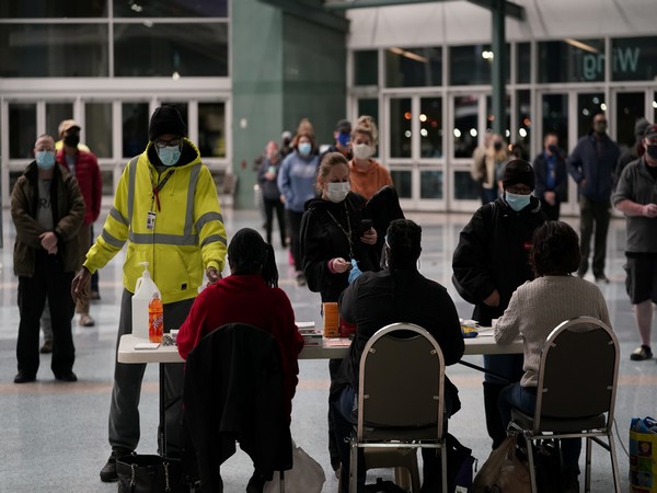 US citizens casting their ballots for 2020 Presidential elections. (Photo credit: Reuters)