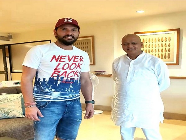 Yuvraj Singh with Anil Baluni (Photo courtesy: Twitter @YUVSTRONG12)