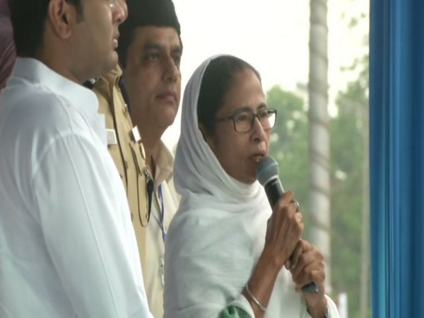 Mamata Banerjee extending Eid wishes (file photo)