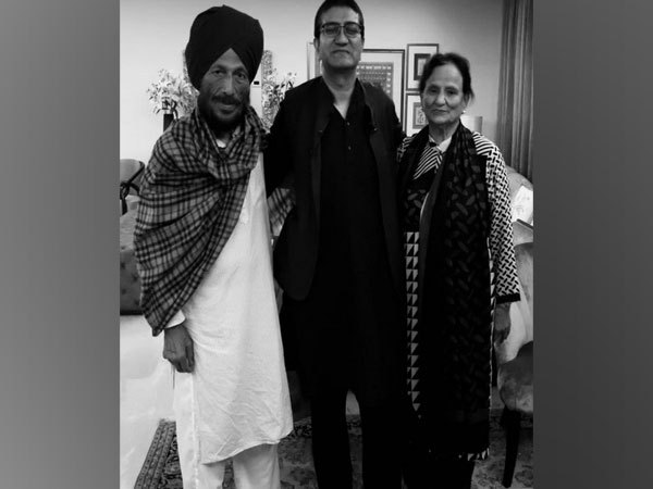 Prasoon Joshi with late athlete Milkha Singh and his late wife Nirmal Milkha Singh (Image source: Twitter)