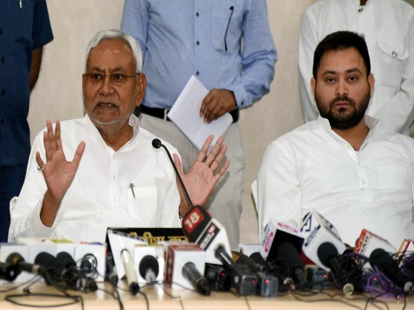 JD(U) leader Nitish Kumar with RJD's Tejashwi Yadav (File Photo)