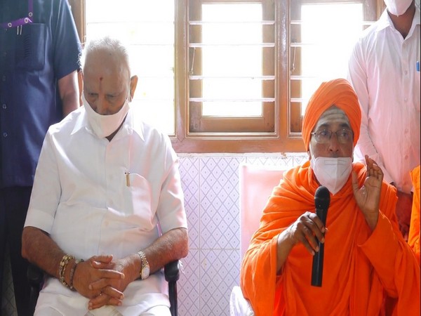 Karnataka Chief Minister BS Yediyurappa (L), Bekkina Kal mutt Seer Mallikarjuna Murugharajendra (R) (Photo/ANI)