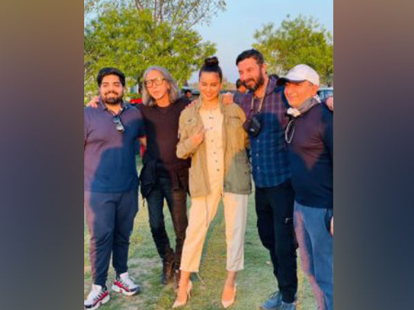 Kangana Ranaut with the crew of 'Dhaakad' (Image Source: Instagram)