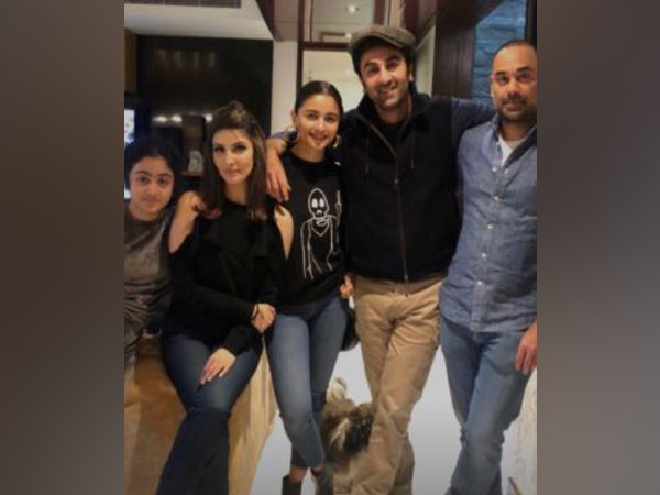 Samara Sahani, Riddhima Kapoor Sahani, Alia Bhatt, Ranbir Kapoor and Bharat Sahani (Image Source: Instagram)