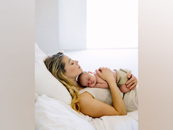 Amber Heard with her newborn daughter (Image Source: Twitter)