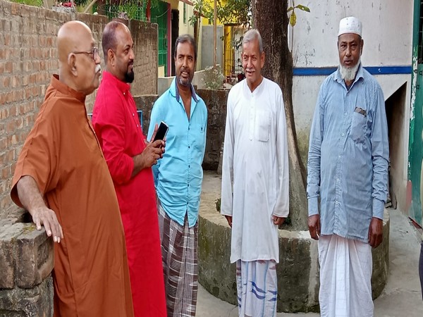 Deepak Kumar Bose and his son Partha Sarathi Bose with the people of the Muslim community in North 24 Parganas' Barasat. (ANI/photo)