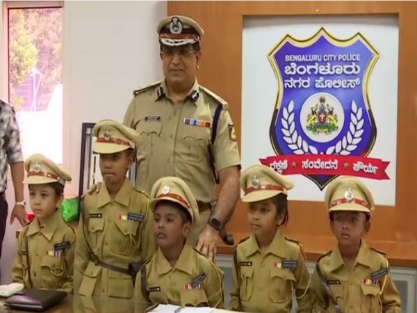Ruthan Kumar, Mohammad Sahib, Sayed Imad, Shravani and Arfath Pasha with Bengaluru Police commissioner Bhaskar Rao on Monday. Photo/ANI