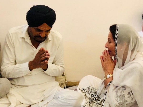Patiala MP Preneet Kaur with Sidhu Moose Wala's father in Punjab (Photo/.ANI)