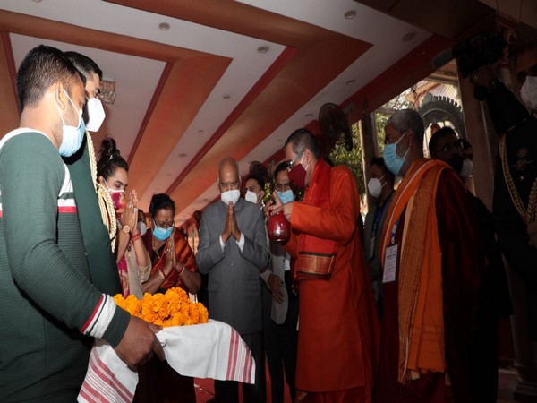 President Kovind offering prayers. (Photo/ANI)