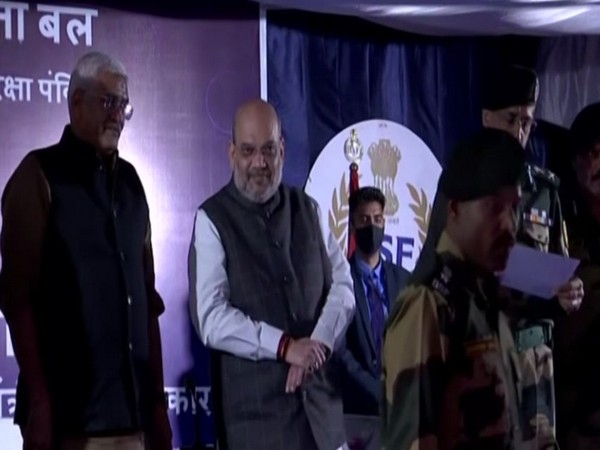 Amit Shah meets BSF personnel in Jaisalmer (Photo:ANI)