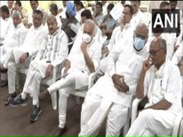 Cong leaders gather at party headquarters in Delhi (Photo/ANI)