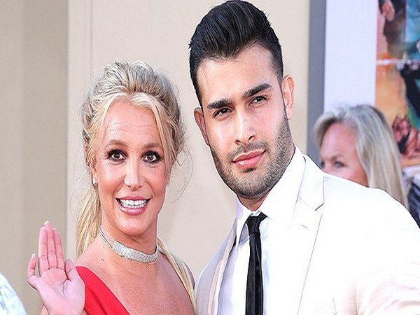 Britney Spears and her fiance (Image source: Twitter)