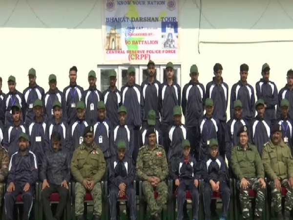 Group photograph of Bharat Darshan tour in Srinagar, Jammu and Kashmir. 