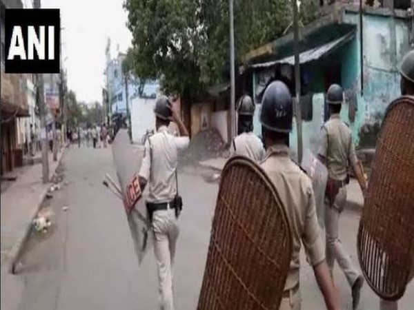 Police attempting to control miscreants in Bhatpara (Photo/ANI)