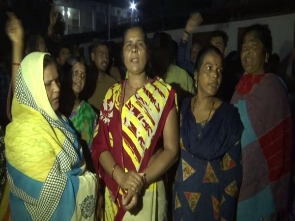 Women protesting against arrest of Boatmen in Bhopal