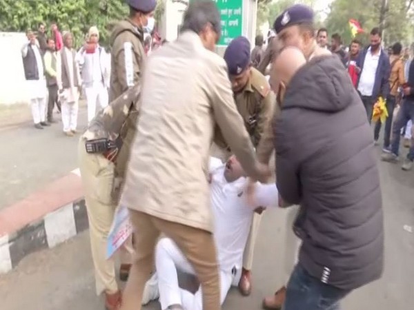 Police while arresting an offender in Bhopal on Sunday. (ANI/photo)