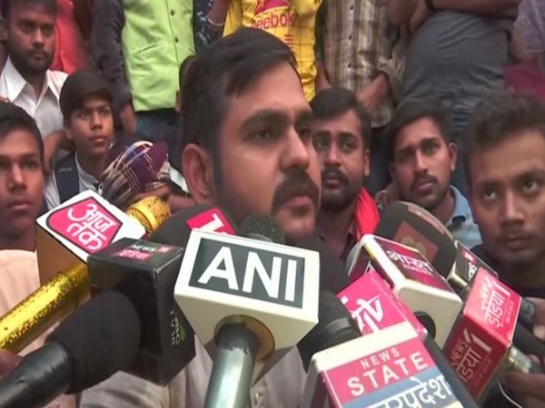 Student leader Chakrapani Ojha speaking to media in Varanasi. Photo/ANI