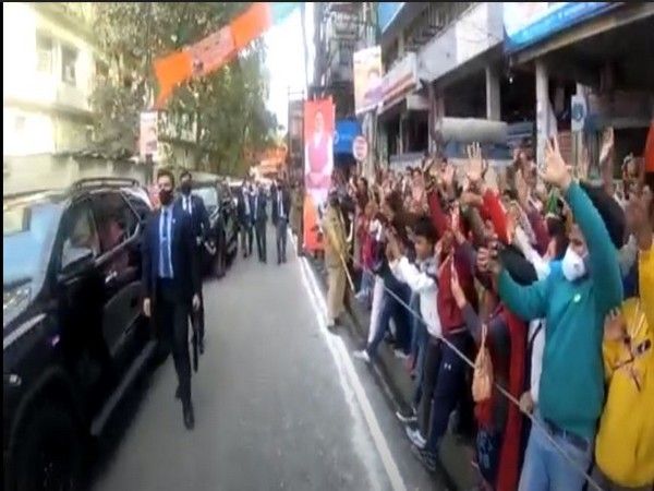 People greets PM Modi in Haldwani (Photo/ ANI) 