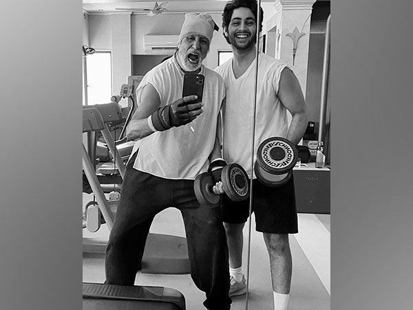 Amitabh Bachchan and his grandson Agastya Nanda (Image source: Twitter))