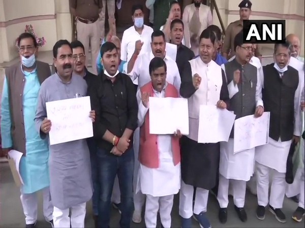 RJD MLAs protesting outside Bihar Assembly (Photo/ANI)