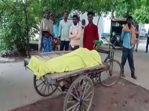 Relatives of Sako Devi dragging her body on cart. 