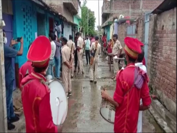 Police in Bhagalpur went to the houses of absconding criminals along with a music band. (Photo/ANI)