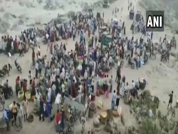 People violate social distancing norms in Bihar's Digha vegetable market. Photo/ ANI