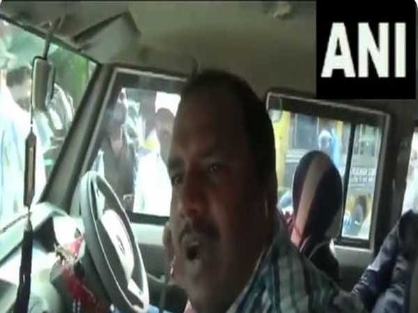 Locals in Muzaffarpur confronted Policemen yesterday for not wearing seat belts while driving. [Photo/ANI]