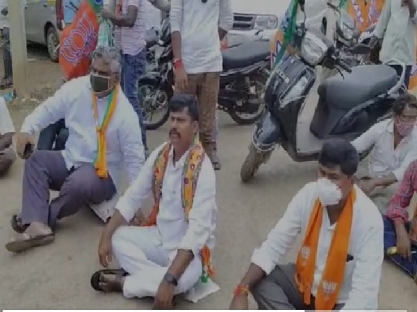 A visual of the protest by the BJP in Kurnool, Andhra Pradesh. 