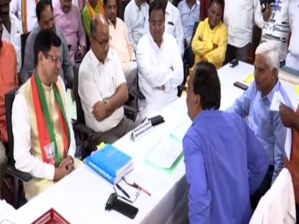 Amar Patnaik, Sasmit Patra and Ashwini Baishnab sitting in front chairs. 