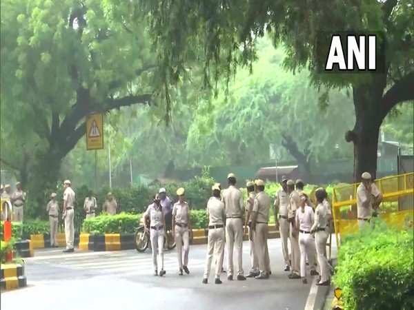 | Security deployed at Dr APJ Abdul Kalam Road, near 7 LKM in view of Congress protests (Photo/ANI)