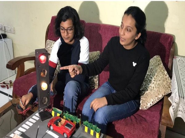 Two sisters from Ghatkopar have come up with an idea of extra blue light on traffic signal to stop air pollution. Photo/ANI