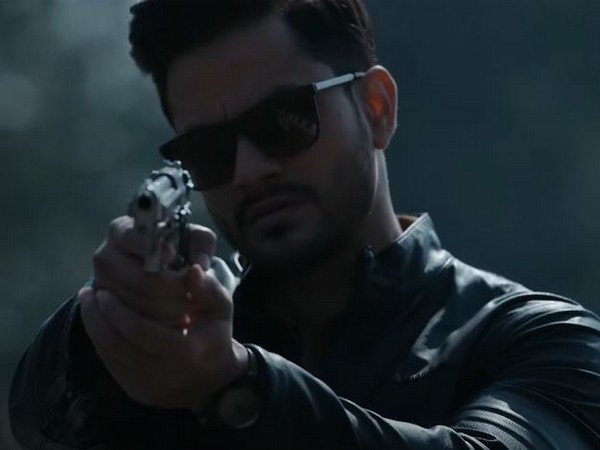Kunal Kemmu in a still from 'Abhay 3' (Image source: YouTube)