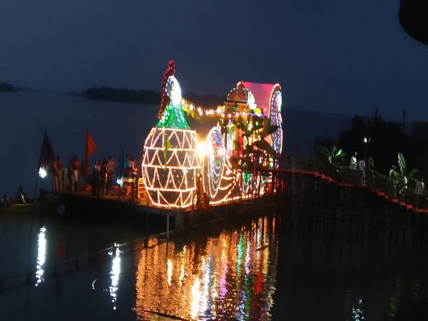 Boat ride of Goddess Kanaka Durga and Lord Malleswara on Dussehra in Vijayawada. Photo/ANI