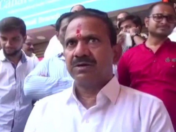 Rebel Shiv Sena candidate Dhananjay Bodare talking to ANI in Thane on Thursday 