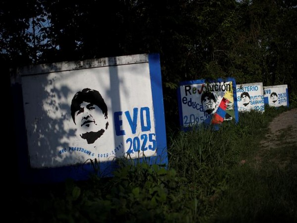 Murals supporting the current President of Bolivia Evo Morales in Shinahota, Bolivia on Oct 19 ahead of polls (Photo/Reuters)