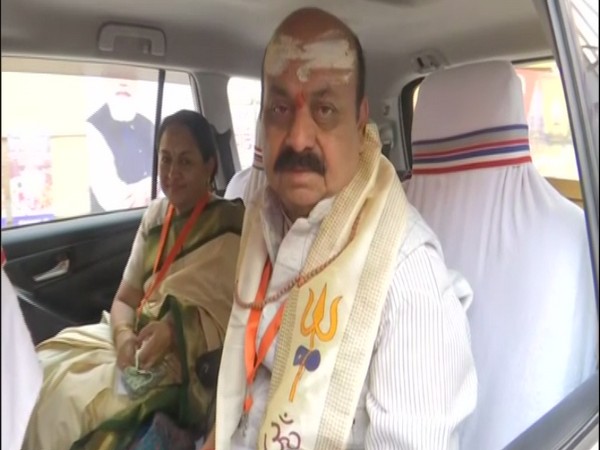 Karnataka CM Basavaraj Bommai with his wife in Varanasi on Tuesday. (Photo/ANI)