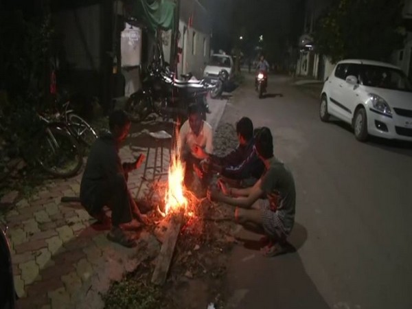  People gather around a bonfire to keep themselves warm in Nagpur [Photo/ANI]